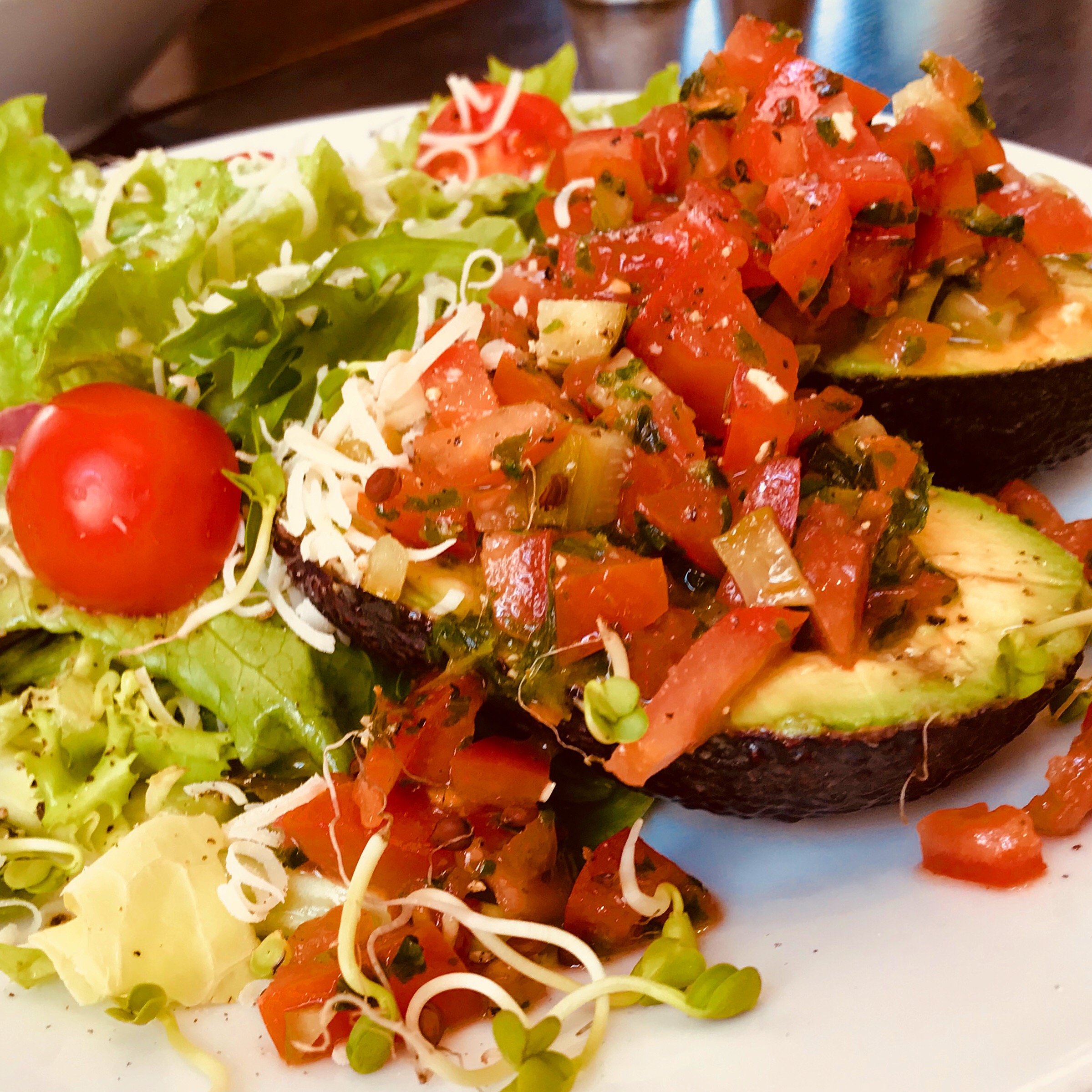 Avocado mit Tomatensalsa und Blattsalat · EVÖ