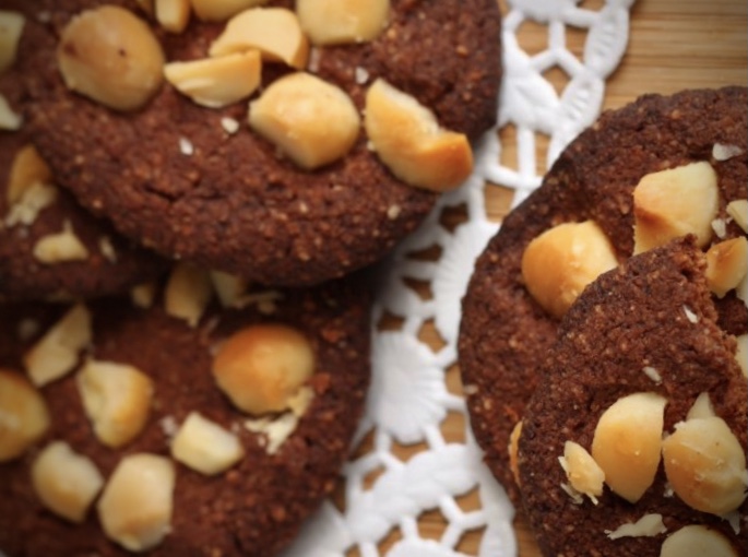 Schoko-Cookies mit Macadamia-Nüssen - low-carb &amp; zuckerfrei · EVÖ