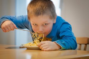 Bub_essen_eat-1583954_1920